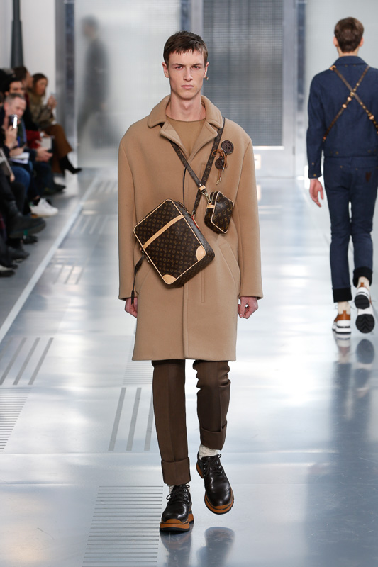 http://www.fashionsnap.com/collection/louis-vuitton/mens/2015-16aw/gallery/index8.php
