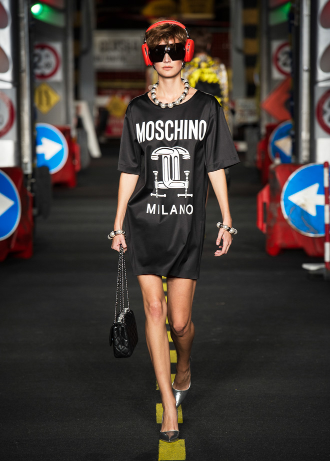 http://www.fashionsnap.com/collection/moschino/2016ss/gallery/index35.php