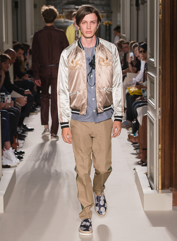 http://www.fashionsnap.com/collection/valentino/mens/2016ss/gallery/index9.php