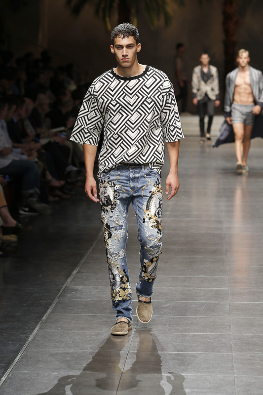 http://www.fashionsnap.com/collection/dolcegabbana/man/2016ss/gallery/index44.php